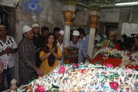 Vidya Balan praying at Mahim Darga