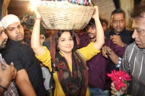 Vidya Balan spotted carrying her offerings at Mahim Darga