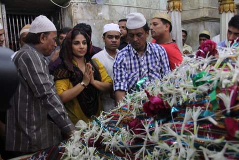 Vidya Balan praying at Mahim Darga