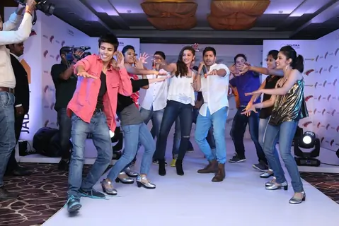 Alia and Varun dance with their fans