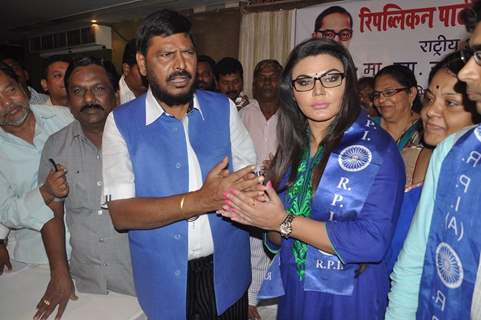 Ramdas Athavle felicitates Rakhi Sawant