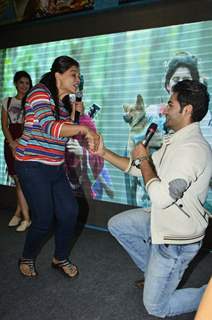 Armaan asks the fan for a dance