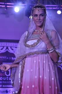 Neha Dhupia looks glamourous at Kamal Design Studio's ramp show