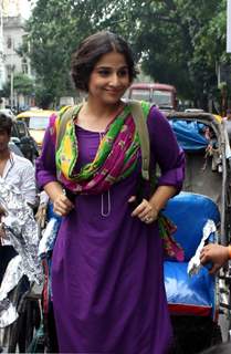 Vidya Balan enjoys a cycle rickshaw ride in Kolkata