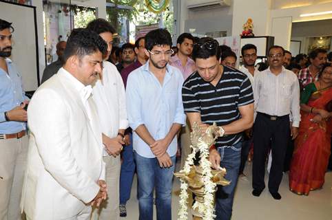 Aditya Thackeray and Madhur Bhandarkar at the Inaugration of Shiva's Hair Designers