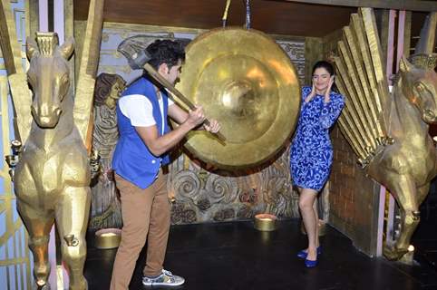 Armaan gives the signal to start on Entertainment Ke Liye Kuch Bhi Karega