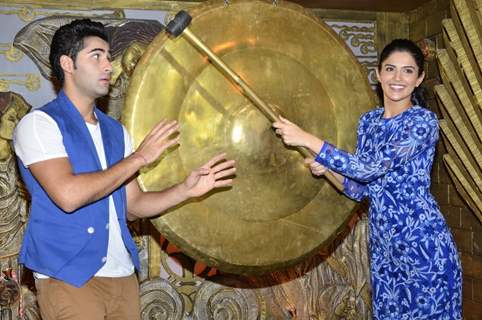 Deeksha tries to hammer Armaan's head on Entertainment Ke Liye Kuch Bhi Karega