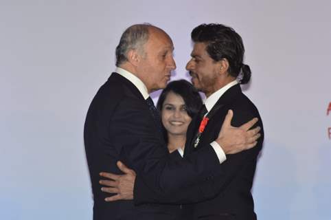 Shahrukh Khan greets the personnel of the French Government at the event