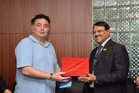 Rishi Kapoor felicitated at the launch IDBI bank