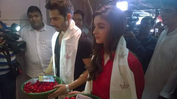 Varun Dhawan and Alia Bhatt seek the blessings of Goddess Kaali in Kolkata