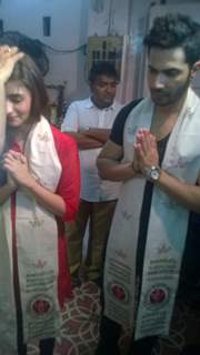 Varun Dhawan and Alia Bhatt seek the blessings of Goddess Kaali in Kolkata