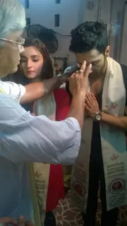 Varun Dhawan and Alia Bhatt seek the blessings of Goddess Kaali in Kolkata
