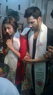 Varun Dhawan and Alia Bhatt seek the blessings of Goddess Kaali in Kolkata