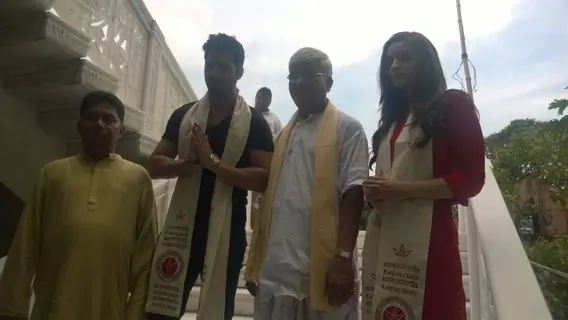 Varun Dhawan and Alia Bhatt outside the temple of Goddess Kaali in Kolkata