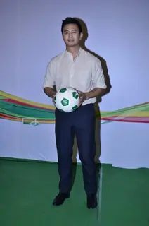 Baichung Bhutia  shows a football trick at Castrol Photo Shoot