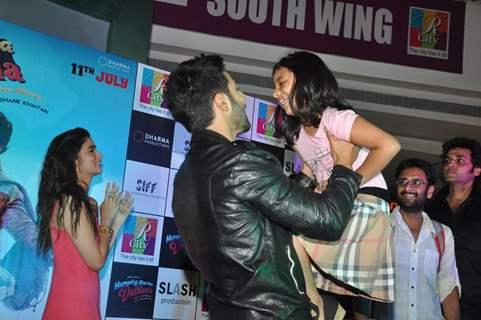 Varun lifts his younger fan at the Promotions of Humpty Sharma Ki Dhulania at Rcity Mall