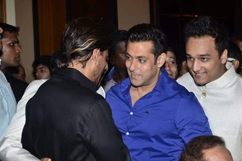 Salman Khan hugs Shah Rukh Khan at Baba Siddiqie's Iftar Party