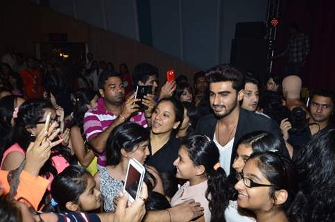 Arjun Kapoor surrounded by fans at Shiamak Dawar's Dance show
