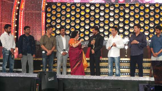 Shah Rukh Khan receives ‘ENTERTAINER OF INDIAN CINEMA’ Award at the 8TH Annual Vijay Awards