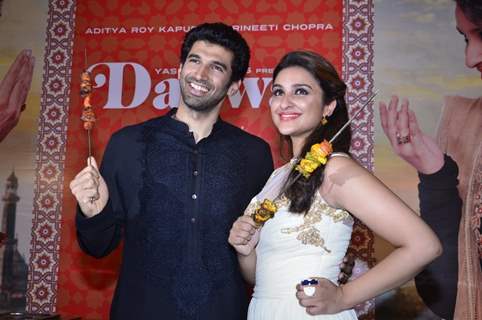 Parineeti Chopra and Aditya Roy Kapoor poses with kebab at the promotion of  Daawat-e-Ishq