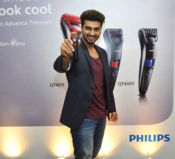 Arjun Kapoor poses with grooming gadget for men n