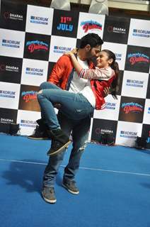 varun lifts Alia at the promotion of  Sharma Ki Dulhaniya