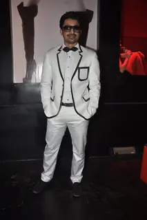 Rannvijay Singh poses for the camera on Location of Sharafat Gayi Tel Lena