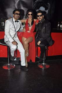 Zayed Khan, Tena Desae and Rannvijay Singh pose for the camera