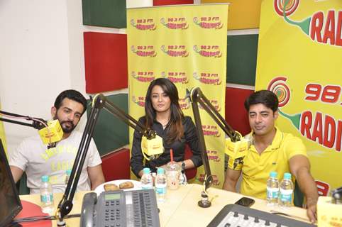 Cast of Hate Story 2 on air at Radio Mirchi