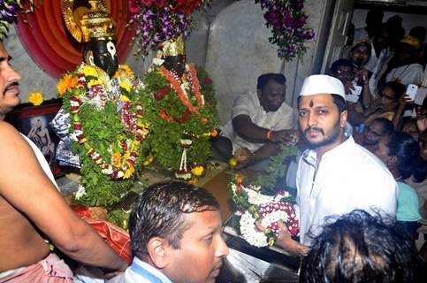 Ritiesh Deshhmukh visited the Vithal Mandir to seek blessings for his movie Lai Bhari