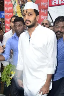 - Riteish Deshmukh seeks blessing for Lai Bhaari at Vitthal Mandir.