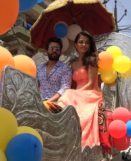 Jay Bhanushali and Surveen Chawla enjoying chariot ride in Jaipur