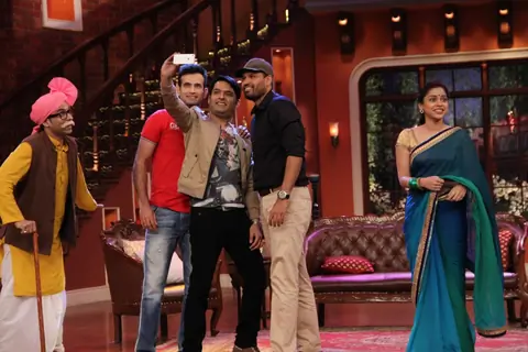 Kapil Sharma clicks a selfie with Yusuf Pathan and Irfan Pathan