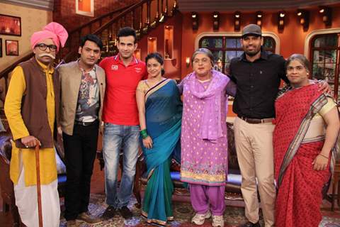 Irfan and Yusuf Pathan  with the cast of Comedy Nights with Kapil