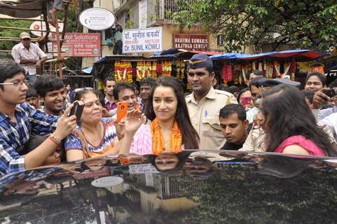 Shraddha Kapoor waves to the fans at Siddhivinayak