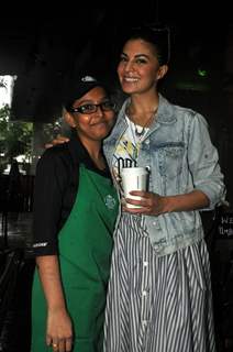 Jacqueline Fernandez poses with a staff member of Starbucks