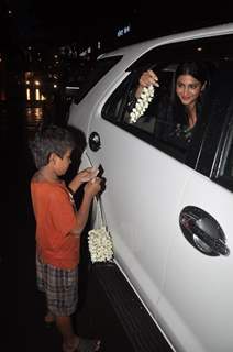 Shruti Haasan spotted buying flowers