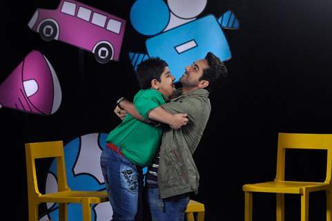 Ayushmann Khurrana carries Sadhil on Captain Tiao