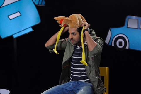 Ayushmann Khurrana wears a hen shaped cap on Captain Tiao