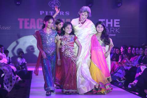 Dolly Thakore walk the ramp with little girls