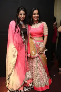 Saina Nehwal with a model at the Teach for Change 2014 Fashion Show