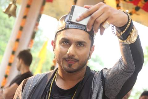 Yo Yo Honey Singh Spotted clicking a selfie