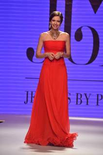 Kalki Koechlin walks the ramp at IIJW 2014 - Day 1