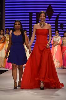 Kalki Koechlin walks the ramp at IIJW 2014 - Day 1