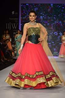 Ameesha Patel walks the ramp at the India International Jewellery Week (IIJW) 2014 - Day 1