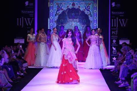 Chirangda Singh dazzels the ramp at IIJW 2014 - Day 1