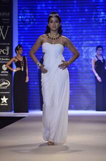 Gauahar Khan looks serene in white as she walks the ramp at the IIJW 2014 - Day 1