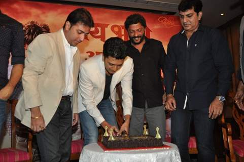 Riteish Deshmukh cutting the cake at the Success Bash for Lai Bhari