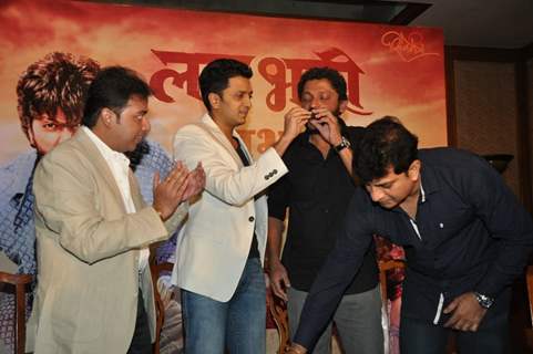 Riteish Deshmukh feeding cake to Nishikant Kamat at the Success Bash for Lai Bhari