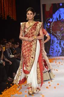 A model walks the ramp as a Gujrati bride at the IIJW 2014 - Day 2